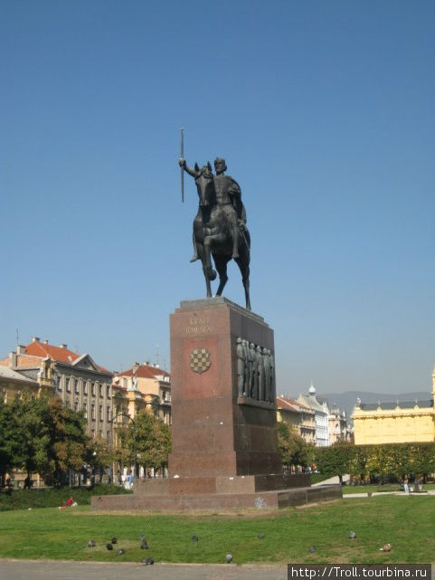 Король Томислав самолично встречает гостей города на привокзальной площади Загреб, Хорватия