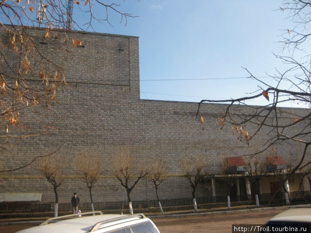 Внезапно глухая стена какой-то постройки выходит прямо на главную городскую магистраль Сороки, Молдова