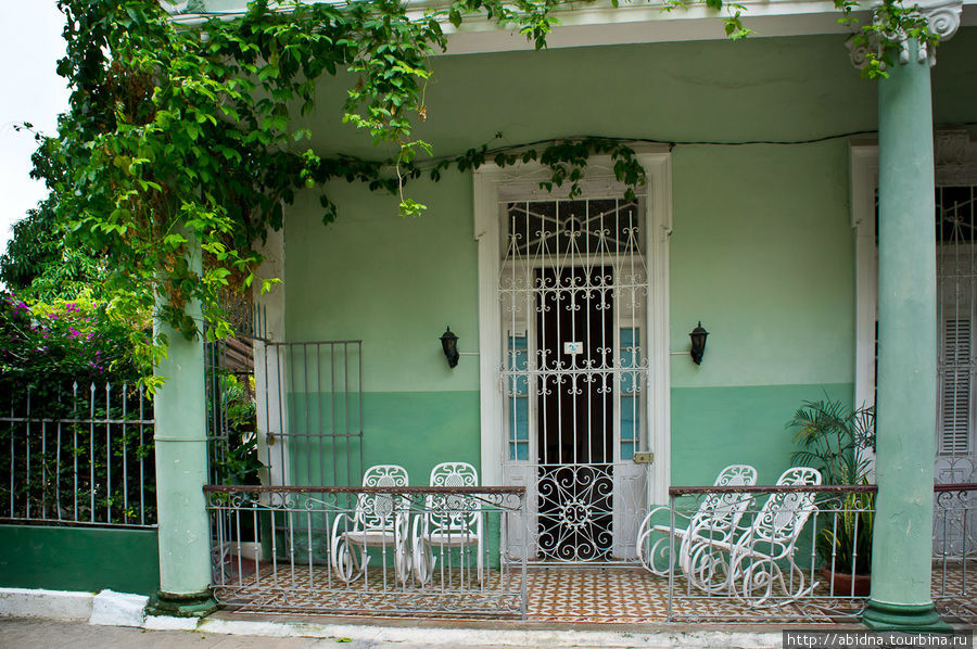 Веранда жилого дома. Или балкон. Сьенфуэгос, Куба
