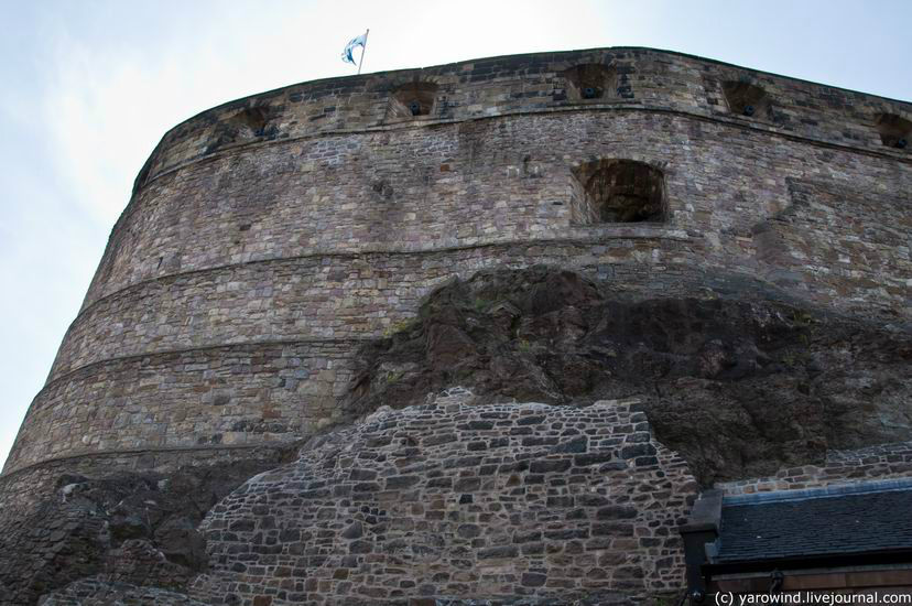 Стена буквально выходит из скалы Эдинбург, Великобритания