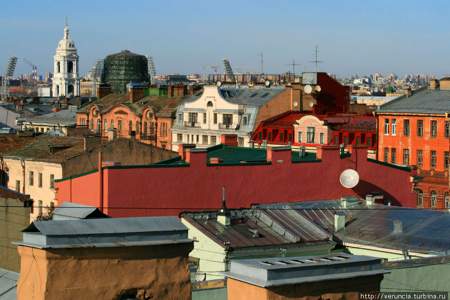 Вид с крыши захватывающий в какую сторону не повернись. Адреналина добавляет то, что крыша неровная и скользкая. Санкт-Петербург, Россия