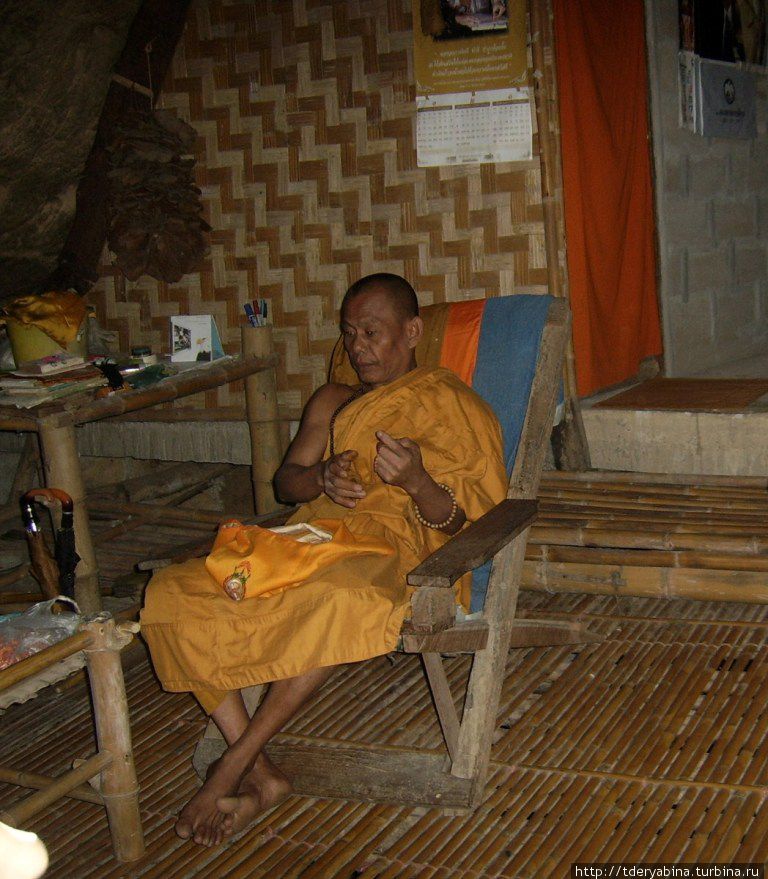 Монах-отшельник, который живет в скале Таиланд