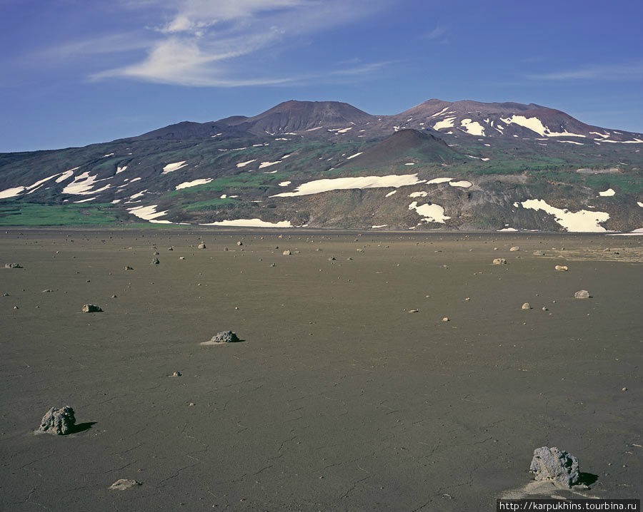 Кальдера Горелого. На дальнем плане сам вулкан. Мутновский вулкан и окрестности (2323м), Россия
