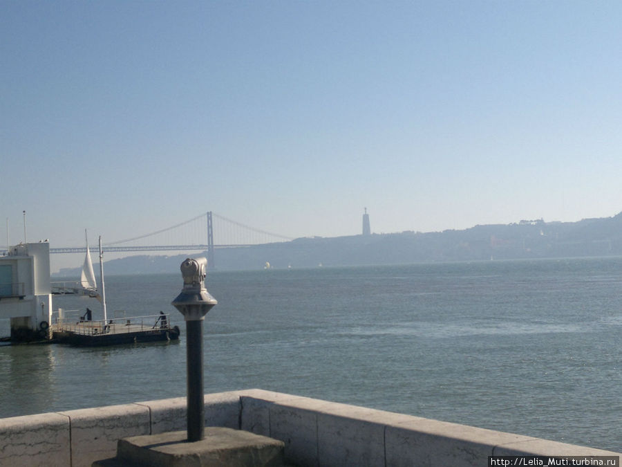 смотровая площадка на мост 25 апреля Лиссабон, Португалия