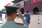 Пекинцы любят фотографироваться на фоне изображения своего лидера Мао