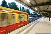 Как и на всём прочем транспорте, на всех станциях есть расписание движения поездов по данной станции. Кроме того на каждой станции есть автомат для продажи билетов, компостеры, карта города или части города, схема линий S- и U-Bahn.
