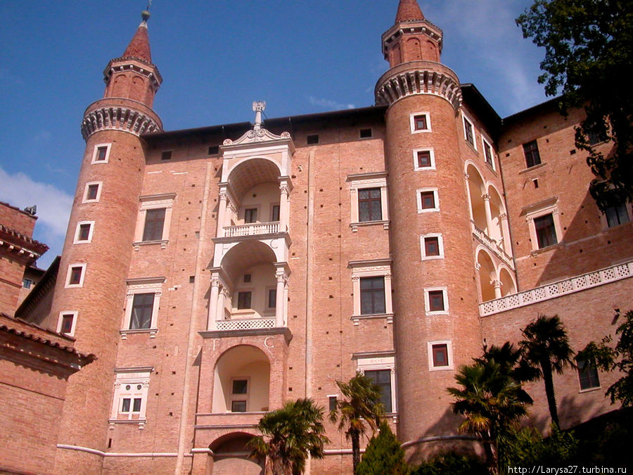 Палаццо Дукале (итал. Palazzo Ducale, то есть герцогский дворец) — бывшая резиденция властителей Урбино Урбино, Италия