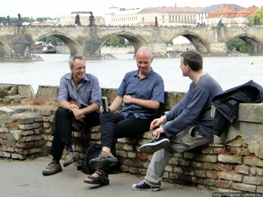 Приятная беседа на фоне Карлова моста, или  разговор на троих Прага, Чехия