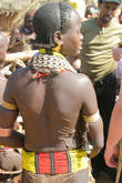 Народность хамер. На спине девушки скарификация- шрамы, наносимые в качестве украшения и следы побоев