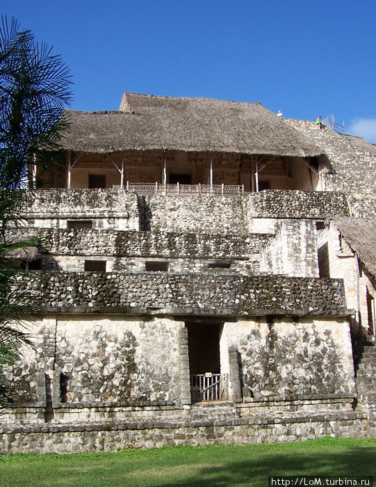La Torre. Центральная лестница (справа). Под каждой такой тростниковой крышей найдены резные работы по камню Эк-Балам, Мексика