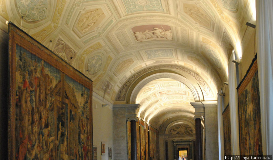 На потолке уникальные росписи, имитирующие барельефы. Ватикан (столица), Ватикан