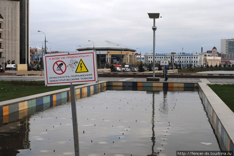 За купание в расположенных перед театром фонтанах убивают током Казань, Россия