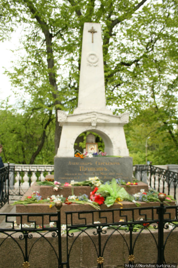 могила Пушкина в Святогорском монастыре Псков, Россия