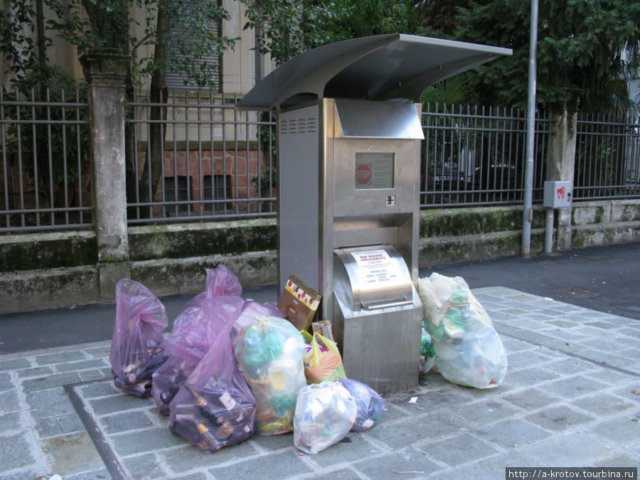 Обычный мусор (все расфасовали по сортам) Варезе, Италия