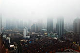 Но чаще всего вид такой. В Шанхае постоянный смог. Температура практически никогда не опускается ниже 0.