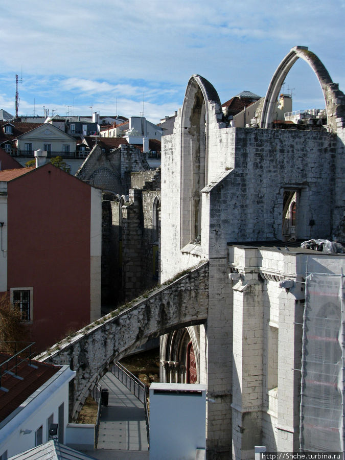 И к нему, оказалось, ведет железный мостик Лиссабон, Португалия