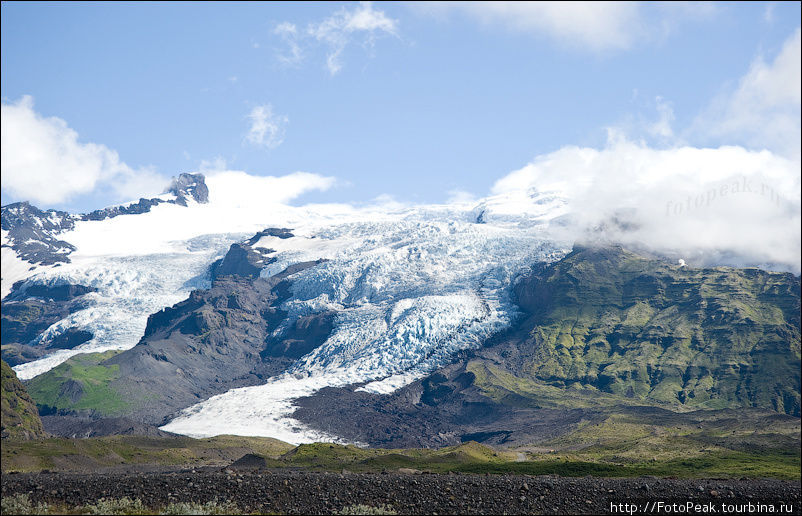 Ледник Эйяфьядлайё́кюдль. Под этим ледником находится вулкан, без собственного имени, называемый в прессе по имени ледника — Эйяфьядлайёкюдль. Последнее извержение вулкана началось 20 марта 2010 года. 14 апреля 2010 года произошло усиление извержения с выбросами больших объёмов вулканического пепла, что привело к закрытию воздушного пространства части Европы. Южная Исландия, Исландия