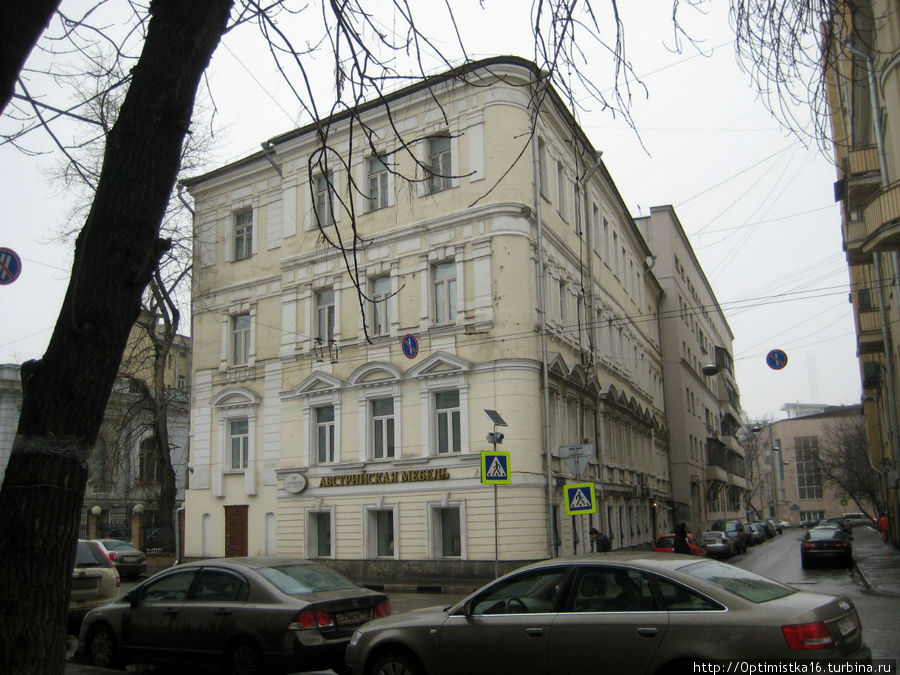 Дом без балкона. Балкон был у крайнего правого окна на втором этаже. Москва, Россия