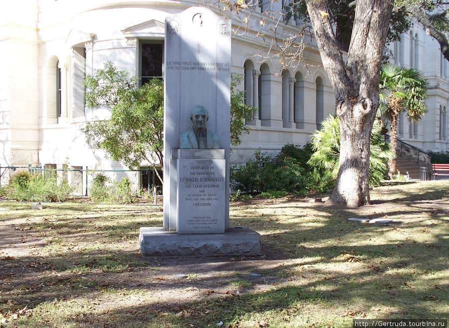 Памятник Франклину Рузвельту на Майн Плазе. Сан-Антонио, CША