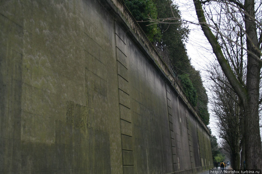 Стена, окружающая кладбище Париж, Франция