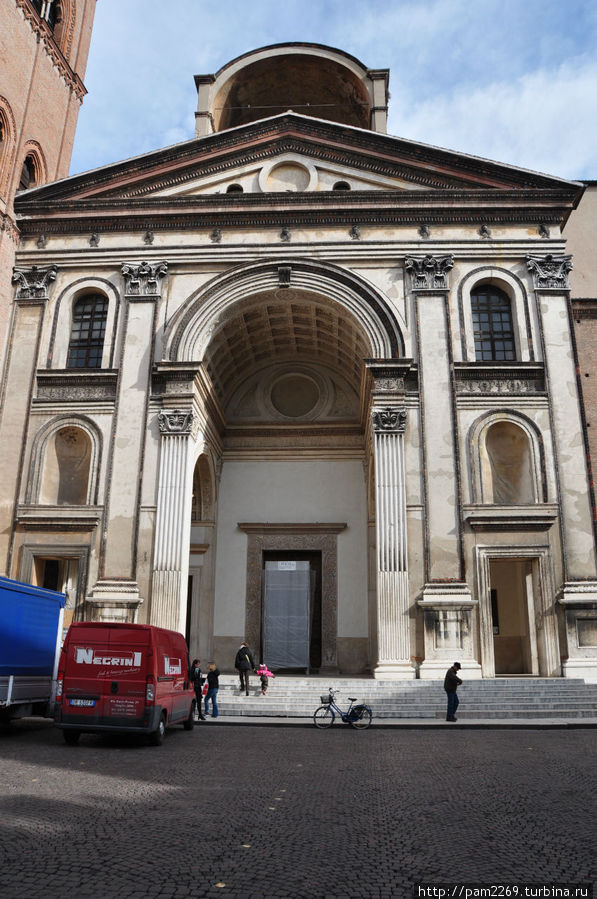 Главный вход большой базилики Мантуя, Италия