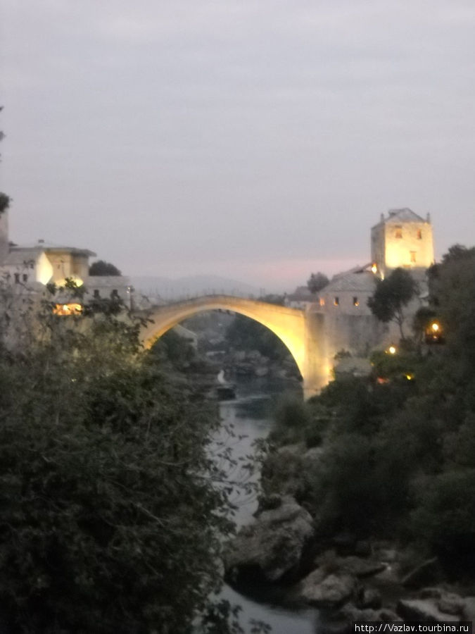 Мост в подсветке Мостар, Босния и Герцеговина