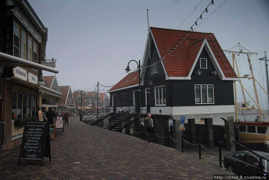 Городок очень симпатичный и туристический, похож на более провинциальный Амстердам в миниатюре, со своими крохотными домишками и каналами. Летом, судя по фотографиям, здесь толпы туристов. Они приезжают полюбоваться символом «настоящей Голландии», и познакомиться с жизнью голландских рыбаков.

Но в начале ноября туристов тут почти нет, многие сувенирные лавки и кафе закрыты. Выглядит это так, как и должно быть. Волендам, Нидерланды