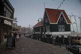 Городок очень симпатичный и туристический, похож на более провинциальный Амстердам в миниатюре, со своими крохотными домишками и каналами. Летом, судя по фотографиям, здесь толпы туристов. Они приезжают полюбоваться символом «настоящей Голландии», и познакомиться с жизнью голландских рыбаков.

Но в начале ноября туристов тут почти нет, многие сувенирные лавки и кафе закрыты. Выглядит это так, как и должно быть.