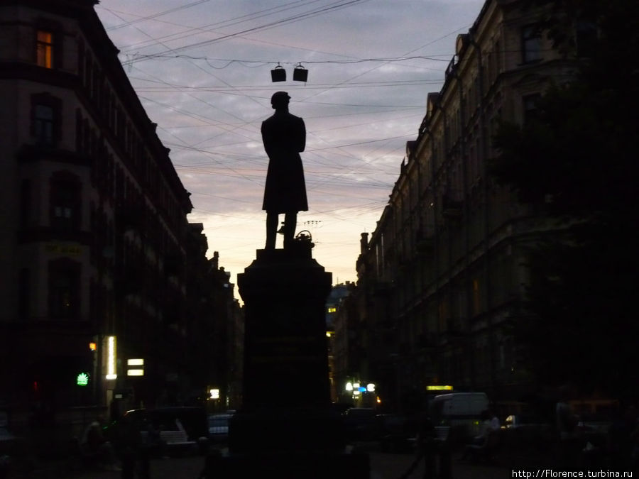 Памятник Пушкину в белую ночь Санкт-Петербург, Россия
