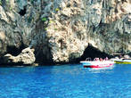 Многие пещеры имеют довольно внушительные размеры. Моторные лодки свободно заплывают внутрь их.