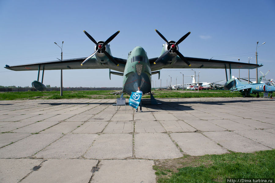 Многоцелевая летающая лодка, я и флаг Турбины. Киев, Украина