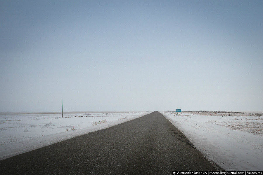 Каких-то полчаса, и я уже еду на такси прочь из столицы, в глушь и деревни. Вокруг бескрайняя снежная степь, выделяется только серое полотно дороги: на удивление ровное, хотя и без разметки. Мы отъехали каких-то 70-80 километров, и я их выдержал с трудом: ни холмика, ни пригорка, только степь и дорога, дорога и степь. Акмолинская область, Казахстан