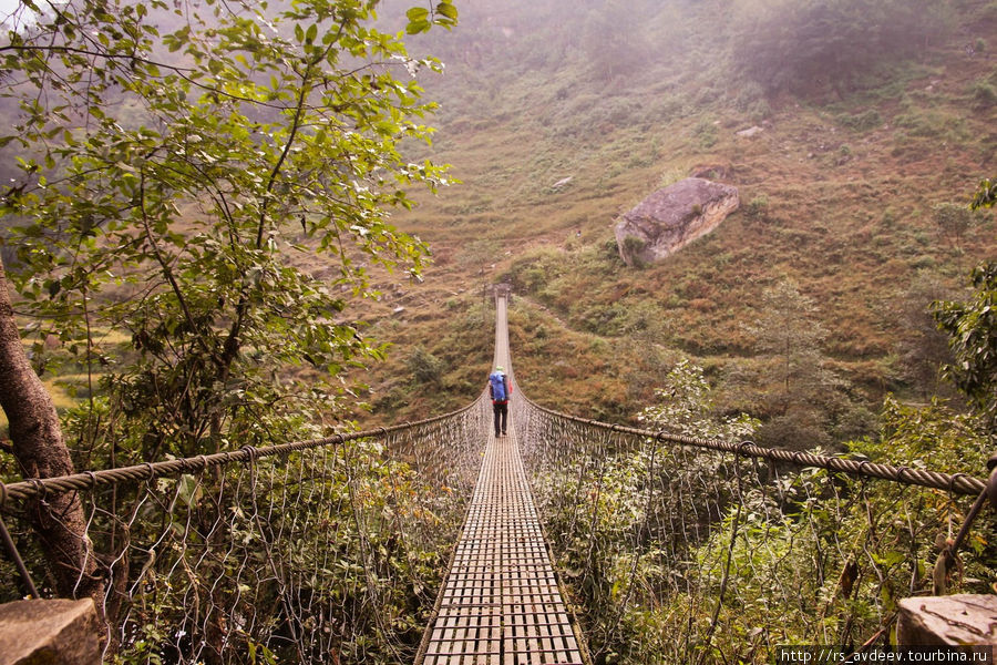 Очень много подвесных мостов, пока самый протяженный из них который нам попадался 200 метров. Гора Эверест (8848м), Непал