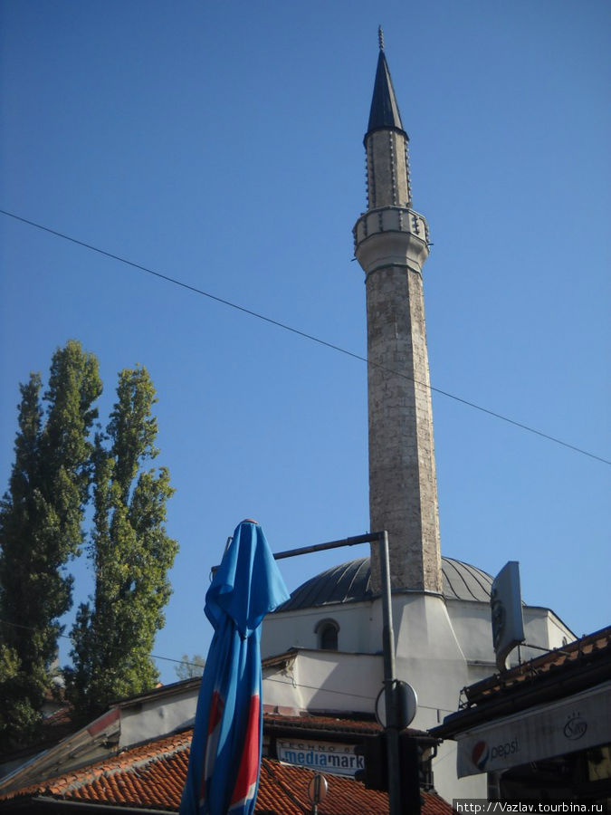 Вид на мечеть со стороны базара Сараево, Босния и Герцеговина