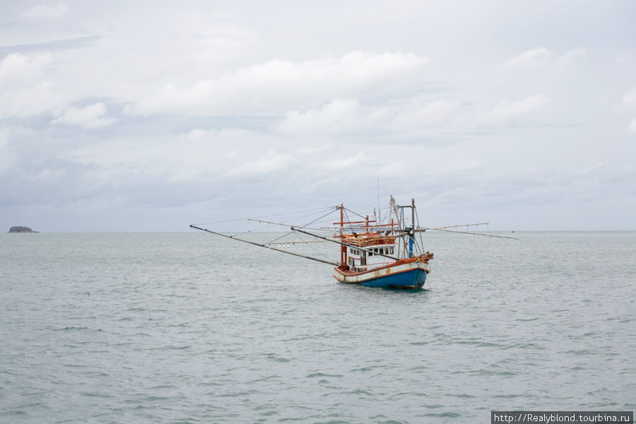 Рыбацкая лодка-вот на таких балийские рыбаки каждое утро отправляются в океан