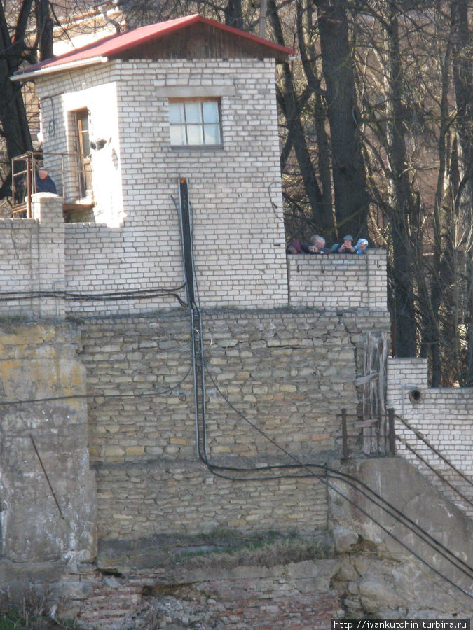 С другого берега водопад наблюдают эстонцы, им тоже интересно Ивангород, Россия
