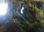 Лучи света проникающие в некоторые части пещер