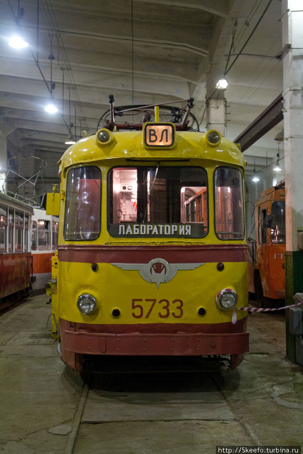 Аналогично трамвай лаборатория, но система другая — у него один токосъемник для езды, а второй — для исследований. Санкт-Петербург, Россия
