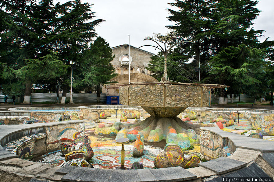 Площадь с фонтаном неподалеку от здания администрации города Цхинвал, Южная Осетия