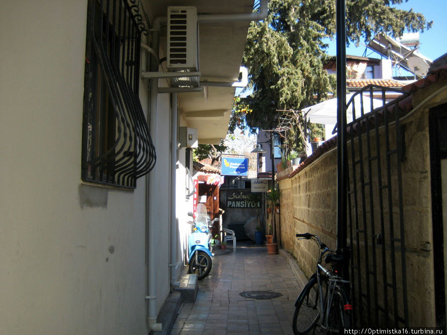 Вот такая узкая улочка ведёт к отелю Анталия, Турция