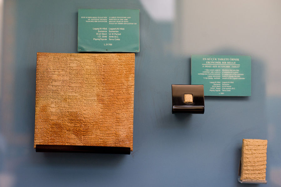 Есть даже такие маленькие таблички с надписями. Есть даже такие маленькие таблички с надписями.