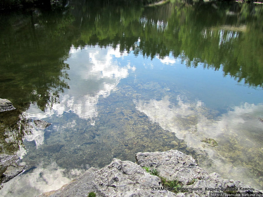 Вода очень чистая, но с высоты она ярко-зеленого цвета. Коростышев, Украина
