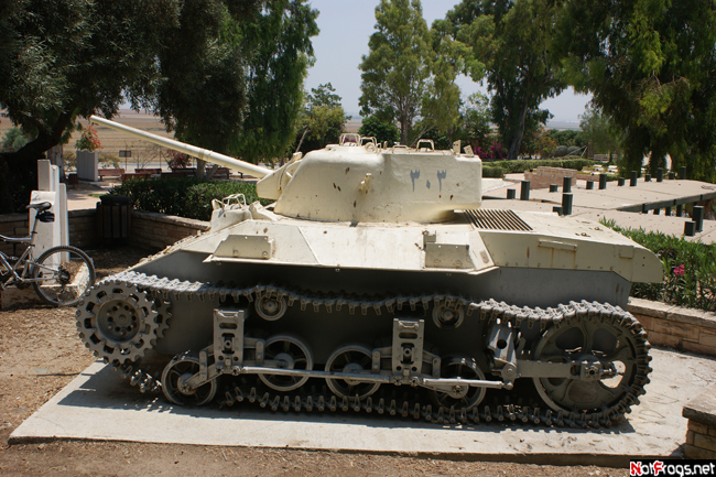 Танк у военного кладбища Южный округ, Израиль