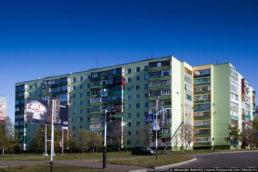 Всех въезжающих Майкоп приветствует панельными советскими многоэтажками, причем довольно веселых расцветок. Но первое впечатление обманчиво — город совсем не многоэтажный. Майкоп, Россия