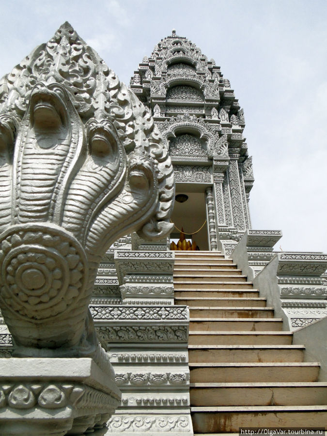 Ступа выполнена в стиле Ангкора Пномпень, Камбоджа