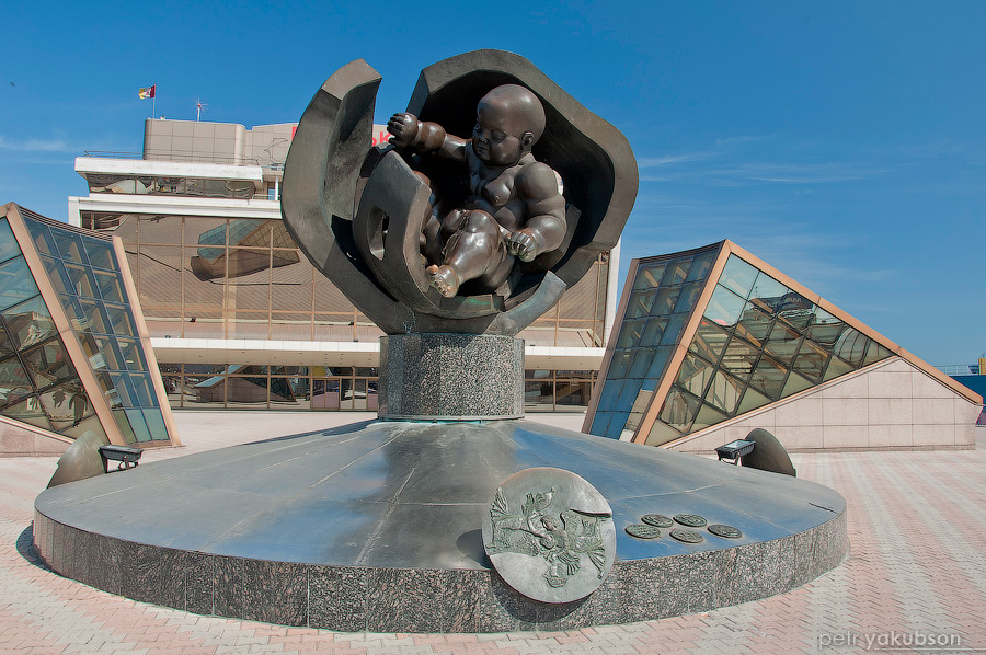 Памятник Золотое дитя на площади перед Морским вокзалом. Одесса, Украина