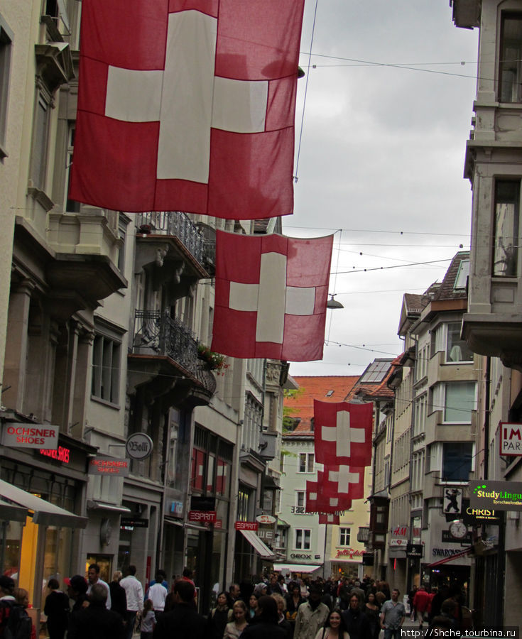 швейцарцы обожают свой флаг, аналогичную улицу мы видели в Цюрихе Санкт-Галлен, Швейцария