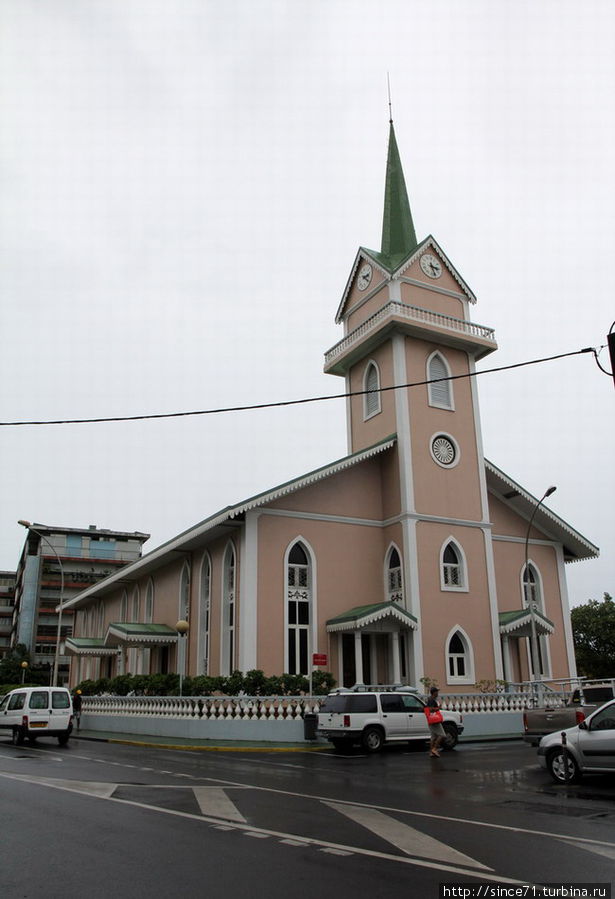 24. Хоть и построили католики свою церковь в центре города, доминантной религией на островах является протестанство. 24. Хоть и построили католики свою церковь в центре города, доминантной религией на островах является протестанство.