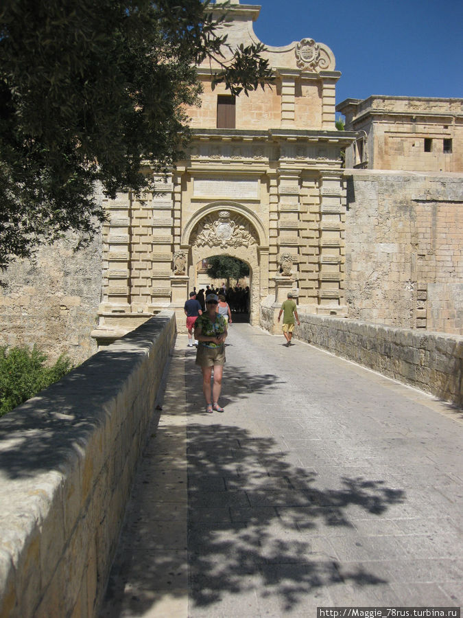 Вход в Мдину. Справа видны заложенные кирпичом старые ворота, к которым вел подъемный мост. Современные главные ворота города сооружены в 1724 году гранд-мастером ди-Вильхена. К ним ведет мост, выложенный из кирпича. Мдина, Мальта