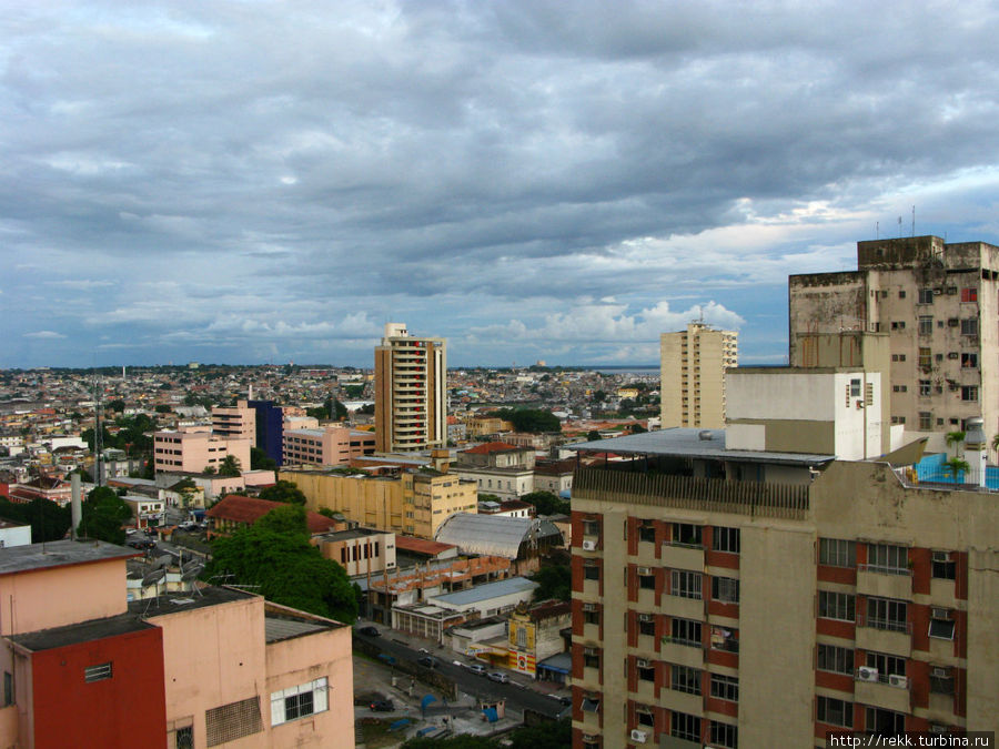 Обычный ландшафт промышленного города Манаус, Бразилия